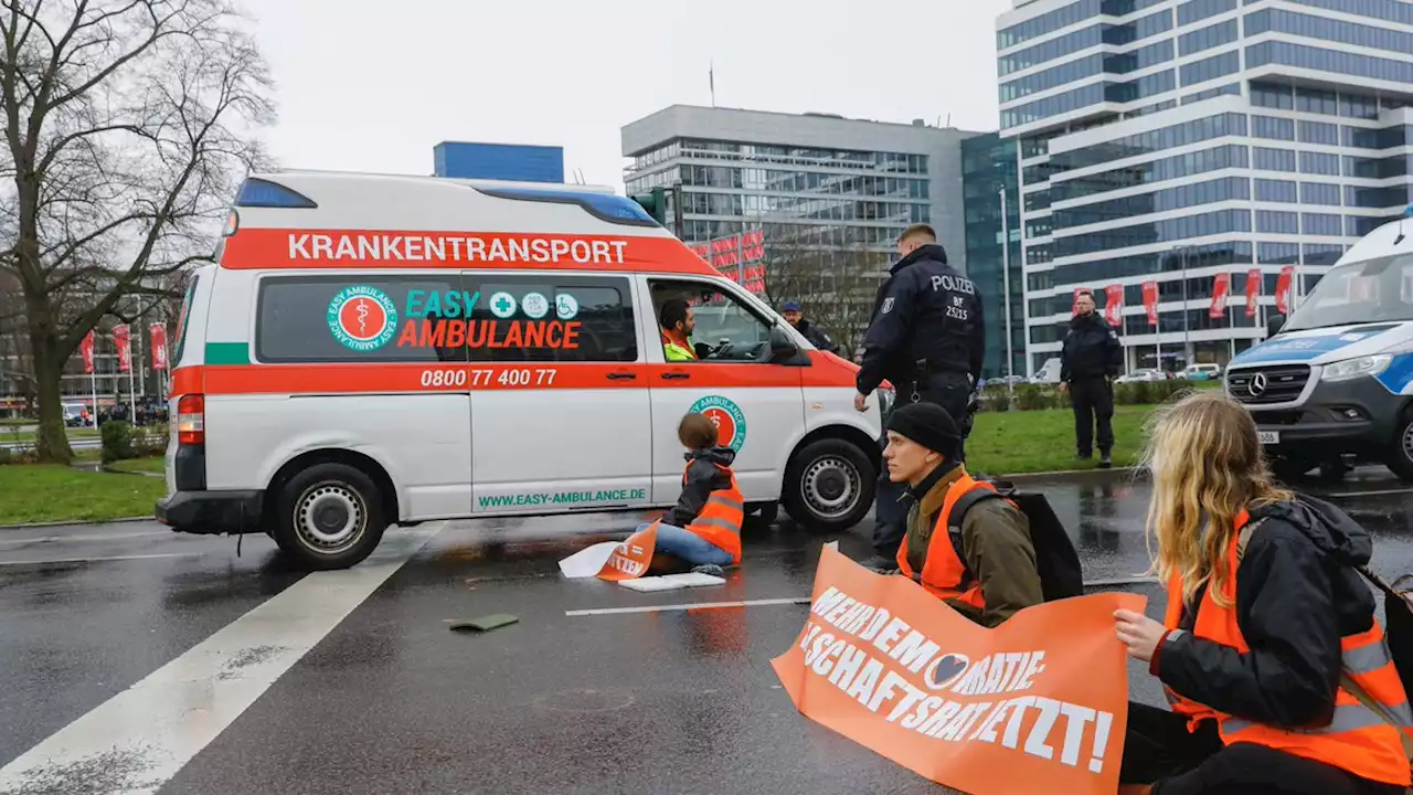 Klimakleber blockieren großen Kreisverkehr in Berlin