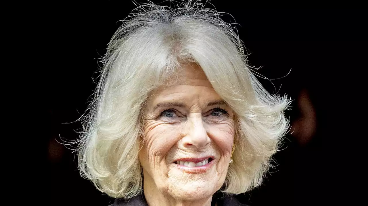 Camilla Parker Bowles : pour son look au couronnement, elle chipe le styliste préféré de Lady Di