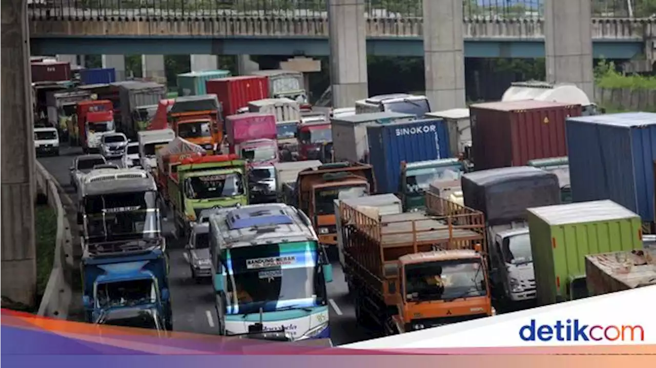 Truk Patah Baut Roda di Lajur Kiri, Tol Bekasi Timur Arah Jakarta Macet