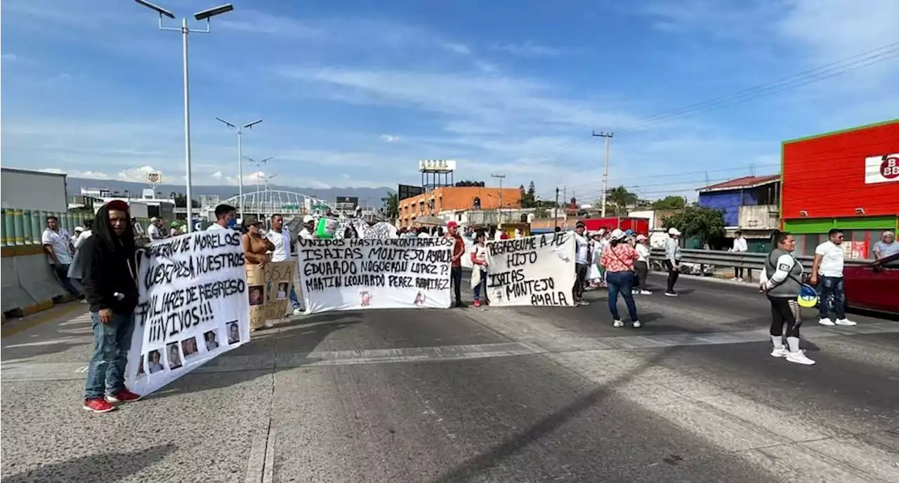 Manifestantes bloquean el Paso Exprés en Cuernavaca; exigen la aparición de comerciantes desaparecidos | El Universal