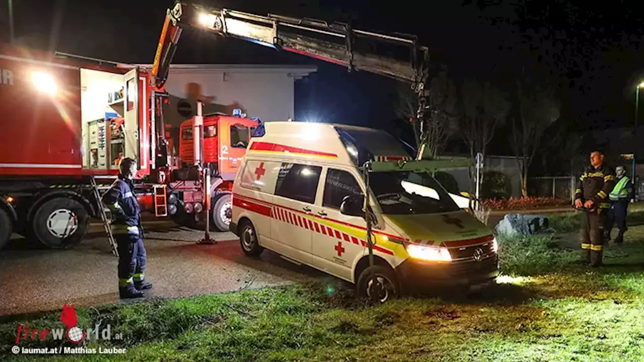 Oö: Missgeschick bei Wendemanöver → Rettungsfahrzeug in Wels aus aufgeweichter Wiese geborgen