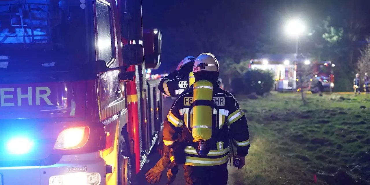 Mann macht sich Toast und Würste – Feuerwehr rückt aus