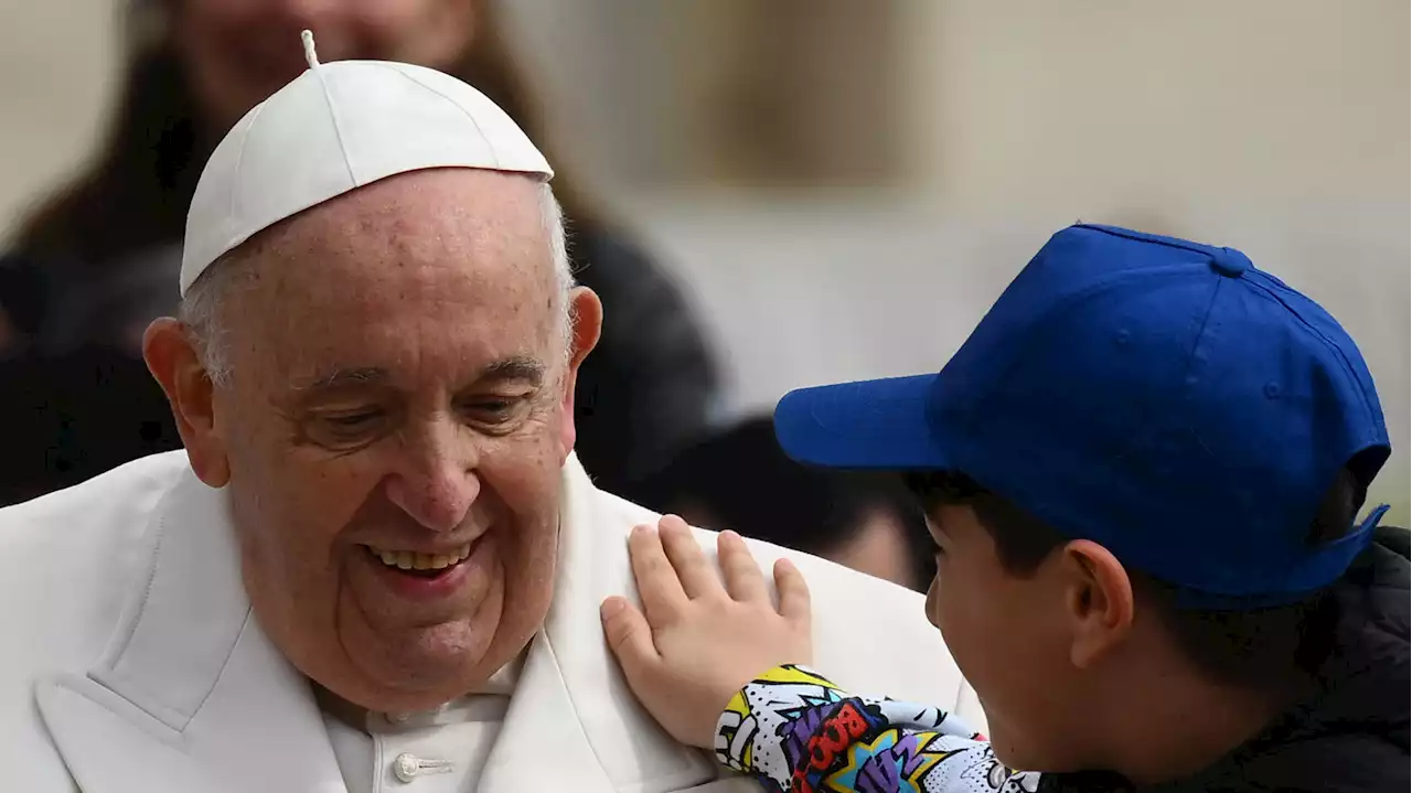 Pourquoi la sortie du pape de l’hôpital tombe à pic pour des milliers de catholiques