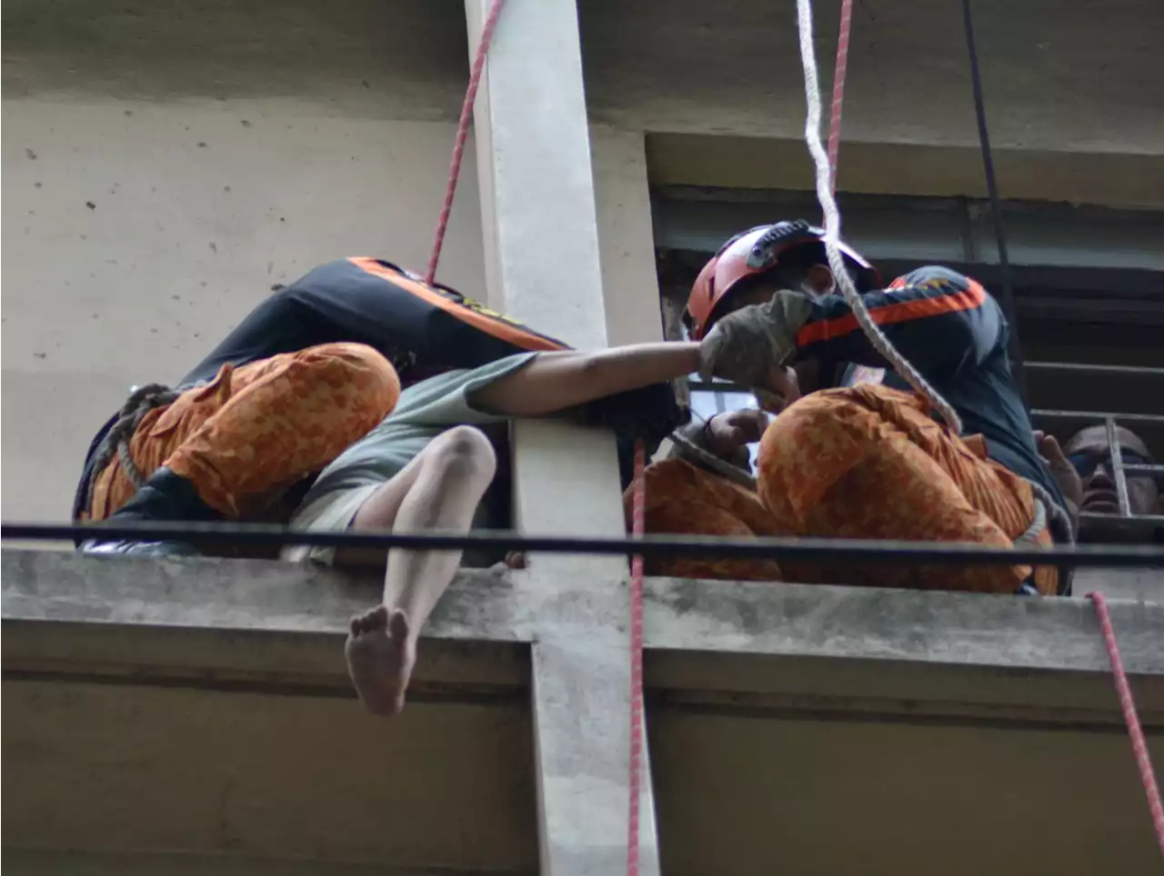 Woman saved from falling off building in Binondo, Manila