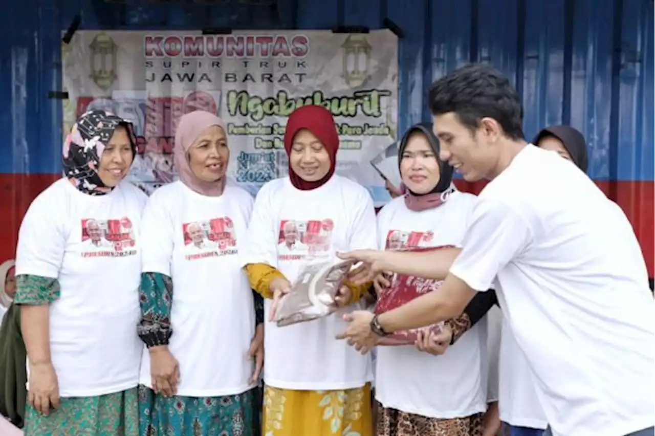 KST Jabar Berikan Bantuan Mukena dan Bahan Pangan untuk Para Janda di Cikarang