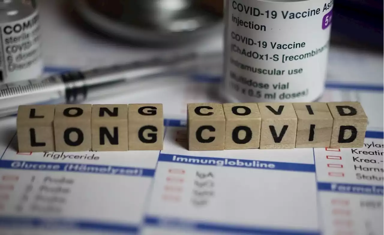 What is the relationship between COVID-19 vaccination and the occurrence of long-COVID symptomatology?