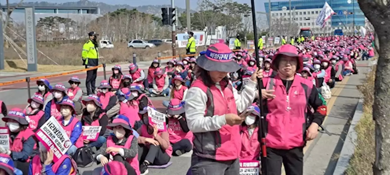 '학교 죽음의 일터여야겠나... 학교 비정규직 노동자 처우개선하라'