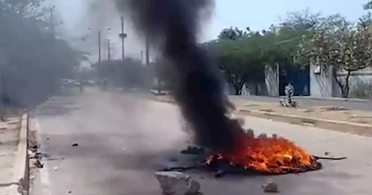 Fuego y encapuchados: se presentan protestas en la Universidad del Atlántico en Barranquilla