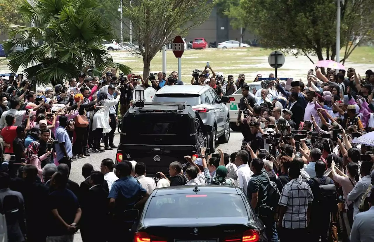 Supporters chant 'Bebas Bossku' as Najib makes way back to Kajang Prison