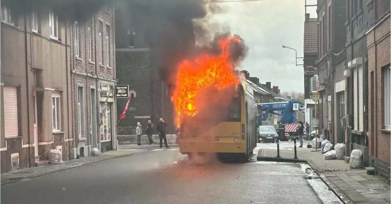 Un bus hybride du Tec Charleroi complètement en feu, ce vendredi matin, à Montignies-sur-Sambre