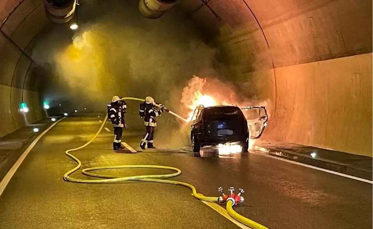 Unglück auf A8 bei Perl: Paar mit Baby rettet sich aus brennendem Auto – Pellinger Tunnel ist wieder frei