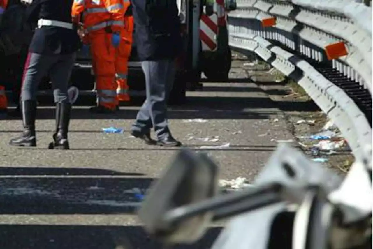 Napoli, scontro tra 5 auto in provincia: 2 morti