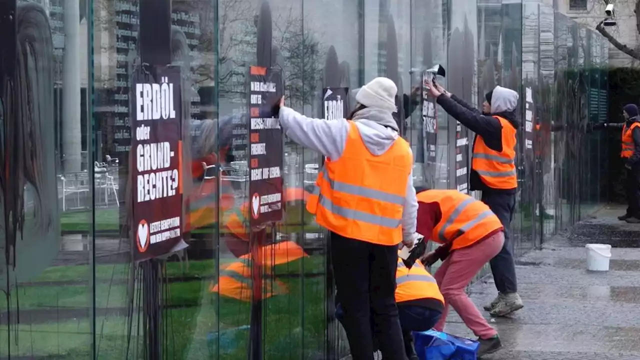 Klimaschutz-Aktivisten beschmieren Denkmal im Regierungsviertel