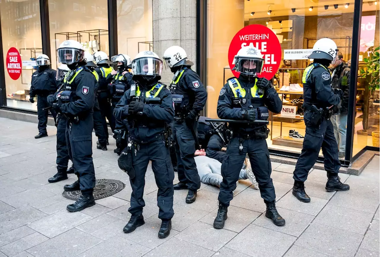 Hamburg: 200 Jugendliche belästigen Passanten und greifen Polizei an