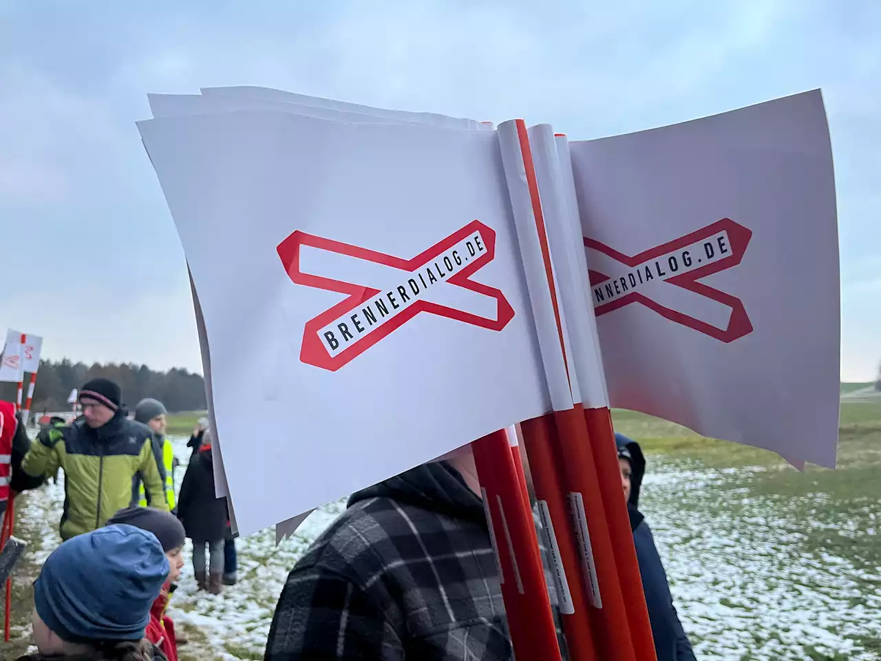 Brenner-Nordzulauf: Protestaktionen mit roten 'Mahnstäben'