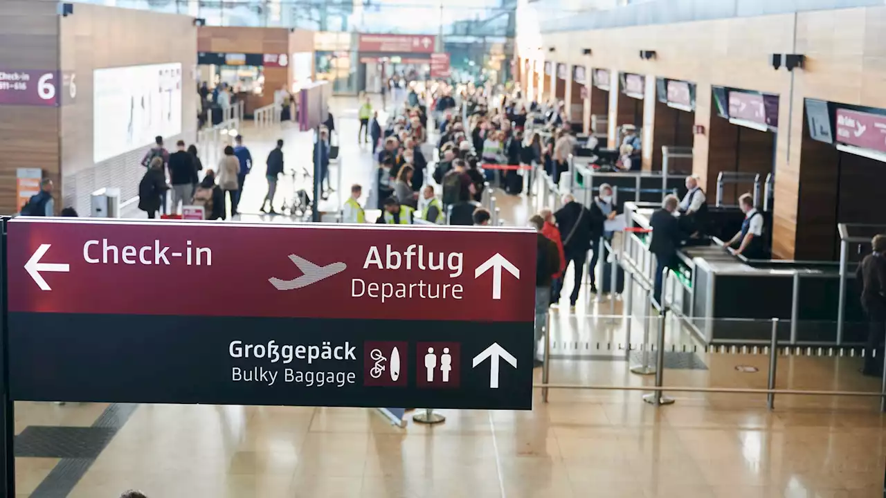 Feueralarm am BER! Hunderte Passagiere müssen Terminal verlassen