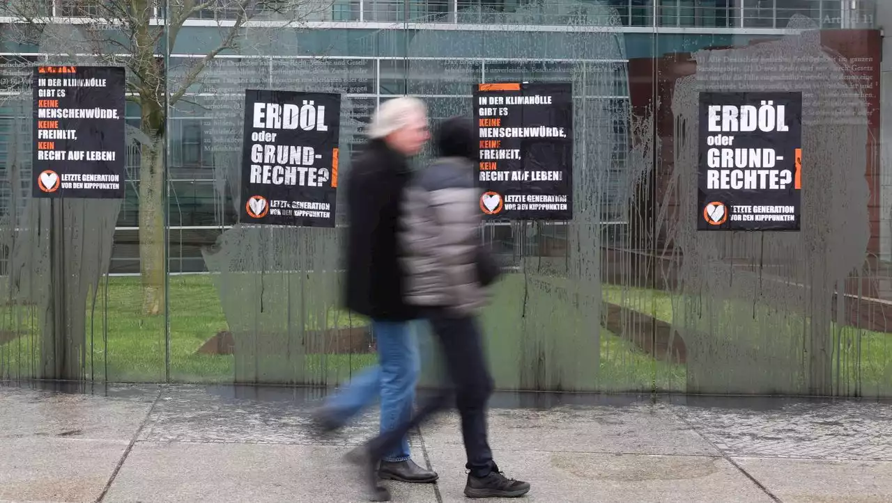 Klimaschutz-Aktivisten beschmieren Denkmal im Regierungsviertel