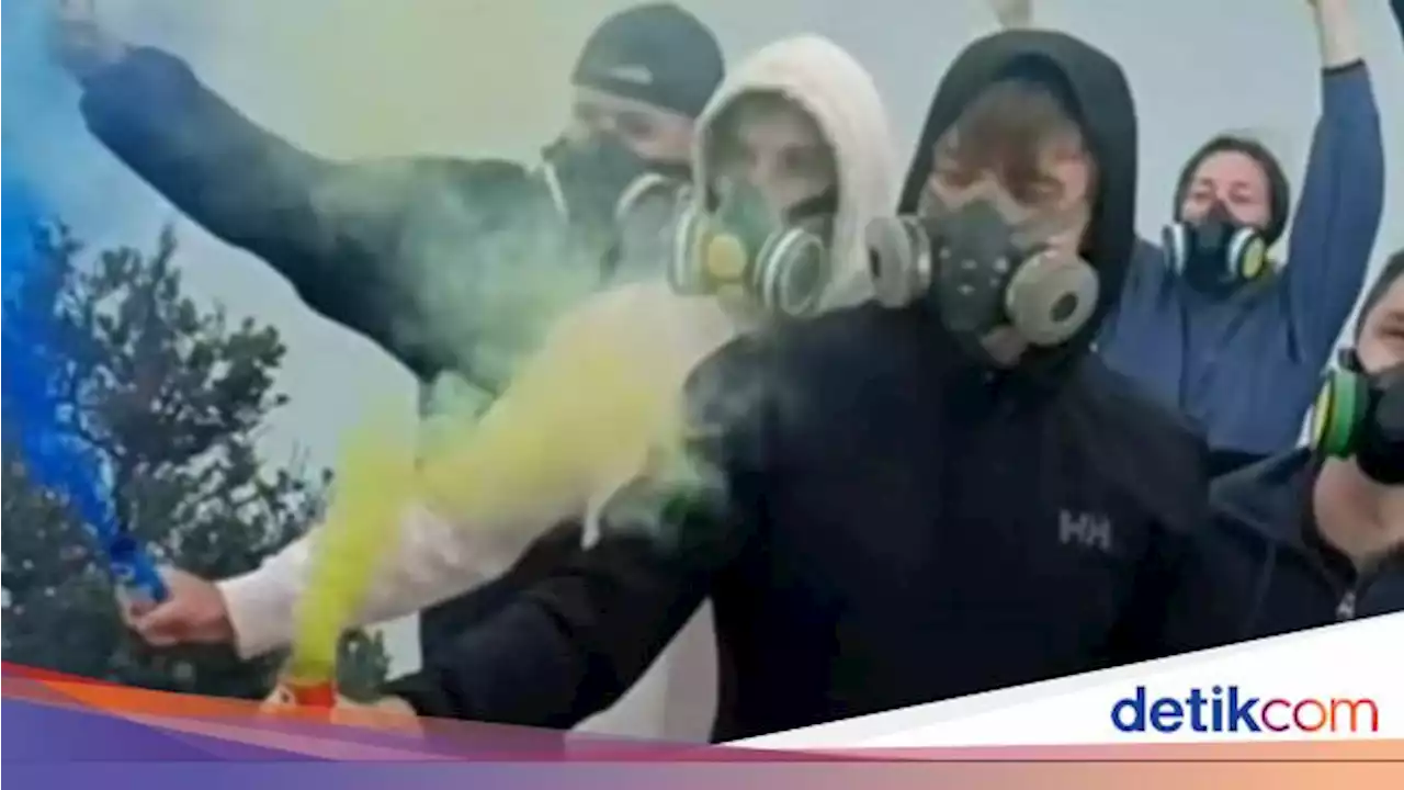 Bule yang Ngonten Pakai Bom Asap di Kawah Ijen Ternyata Asal Rusia