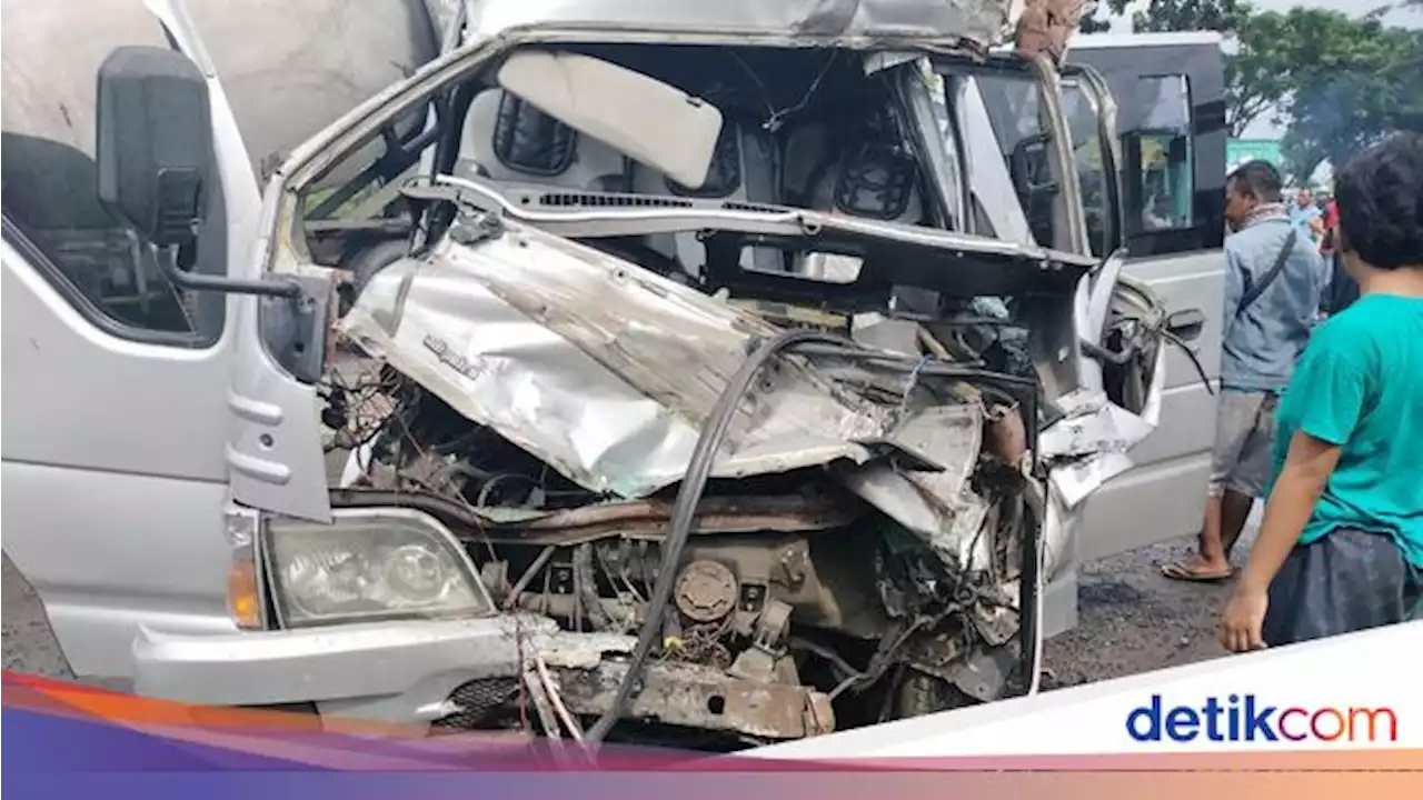 Elf Rombongan Peziarah Tabrak Truk Parkir di Pantura Tuban, 9 Orang Luka