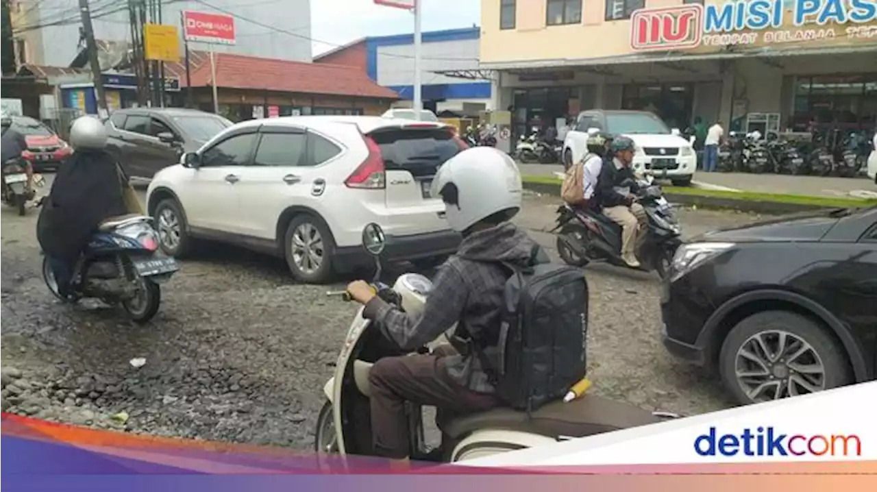 Jalan Antang Raya Makassar Depan Misi Pasaraya Rusak Parah, Picu Kemacetan