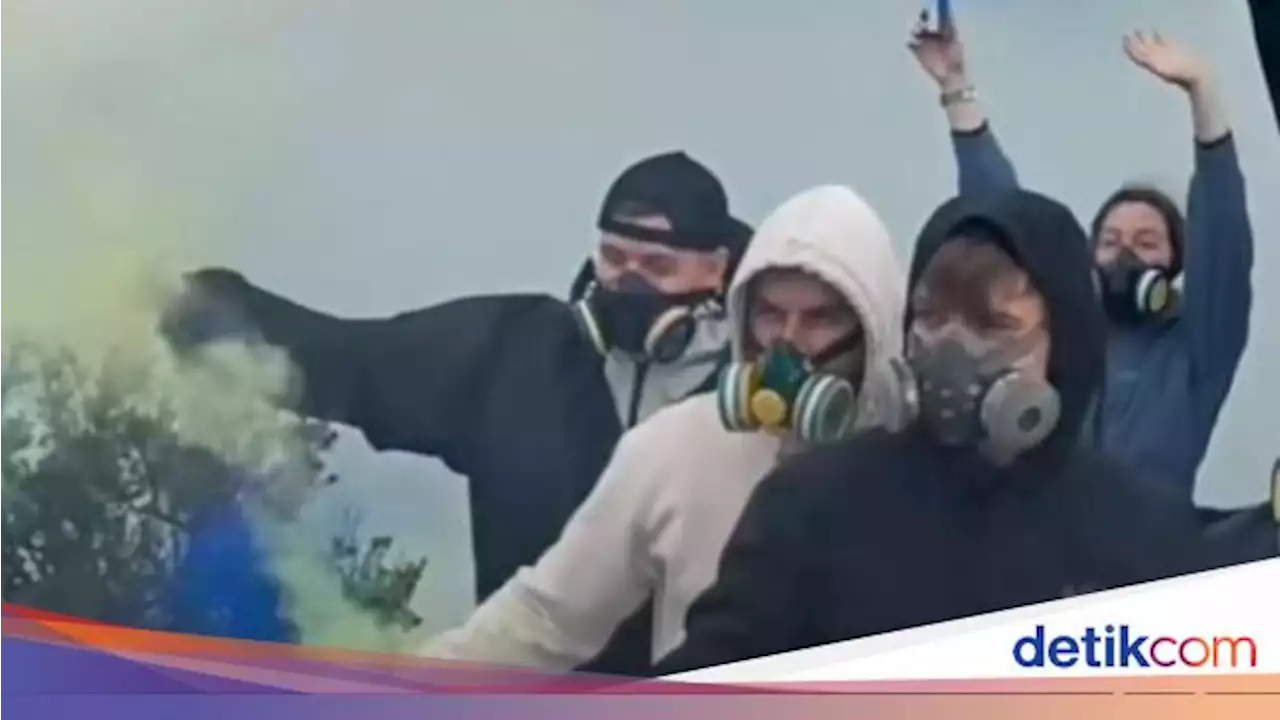 Ngonten Pakai Bom Asap di Kawah Ijen, Bule Rusia Akan Di-blacklist