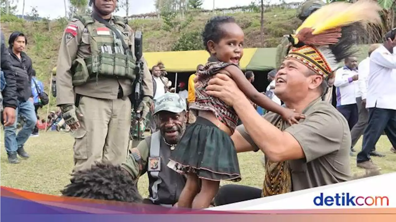 Pangkostrad Kunjungi Intan Jaya Papua, Semangati Prajurit-Bahagiakan Warga