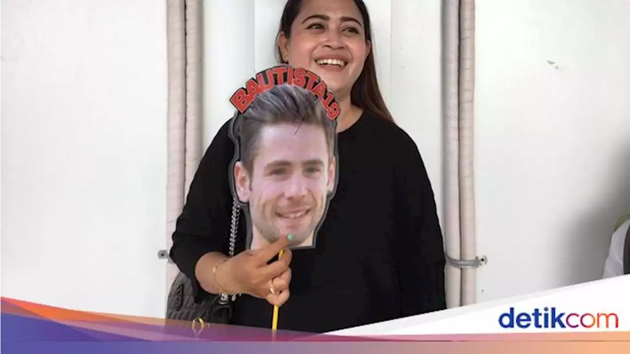 Wanita Surabaya ke WSBK Mandalika Demi Alvaro Bautista, Sempat Selfie Bareng