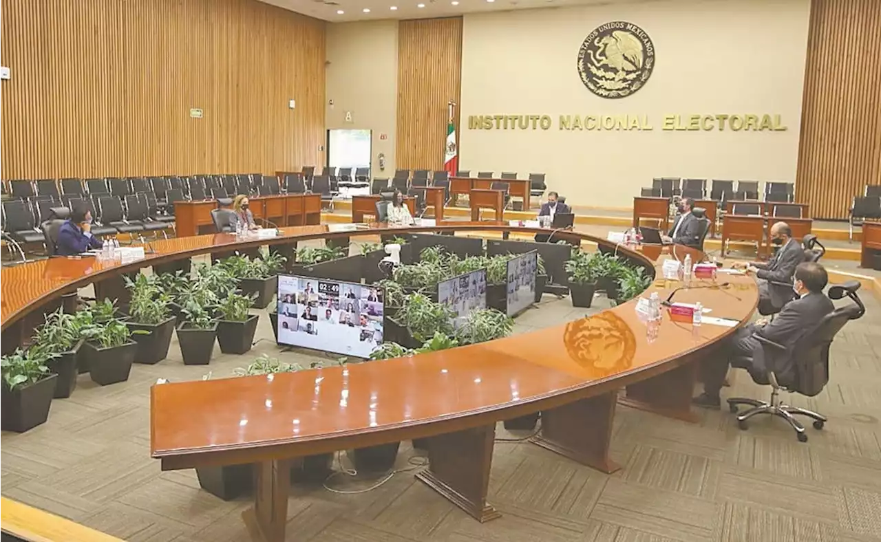 Morena llama “mafia electoral” al INE y se confronta con consejeros