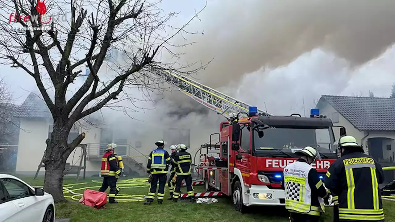 D: Dachstuhlbrand fordert Feuerwehr in Königswinter