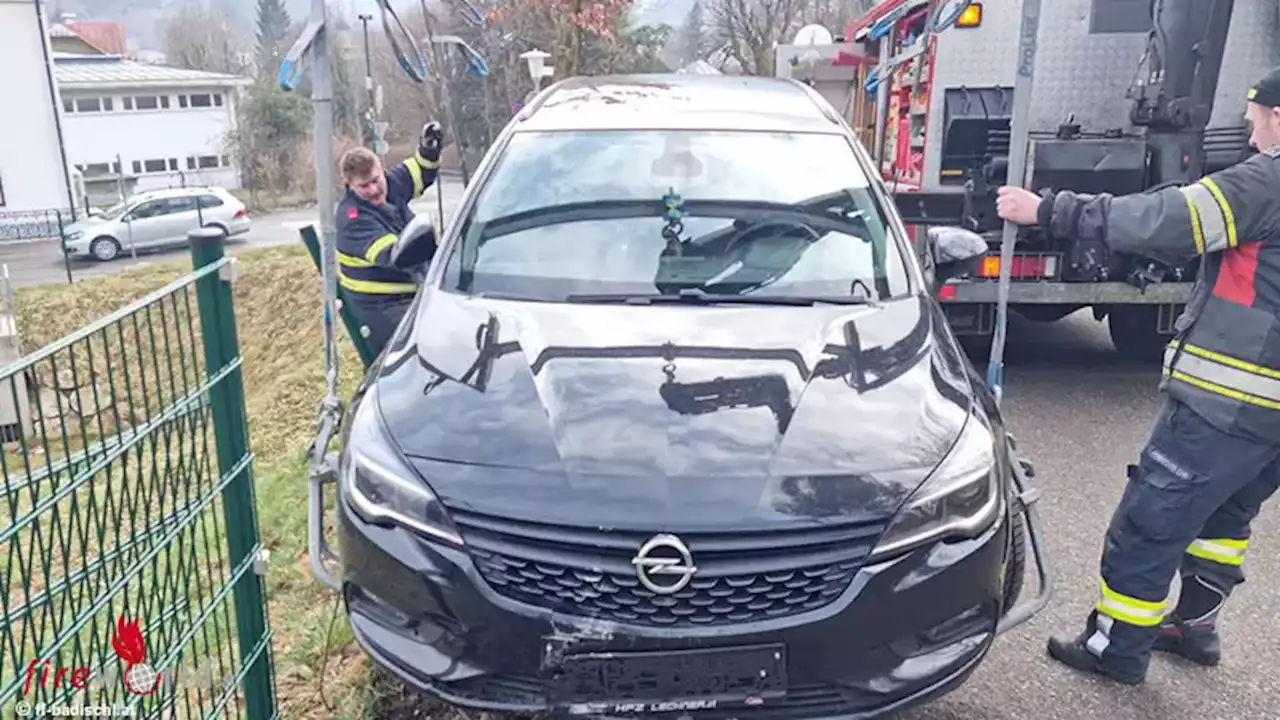 Oö: Ausweichmanöver in Bad Ischl endet auf Baum