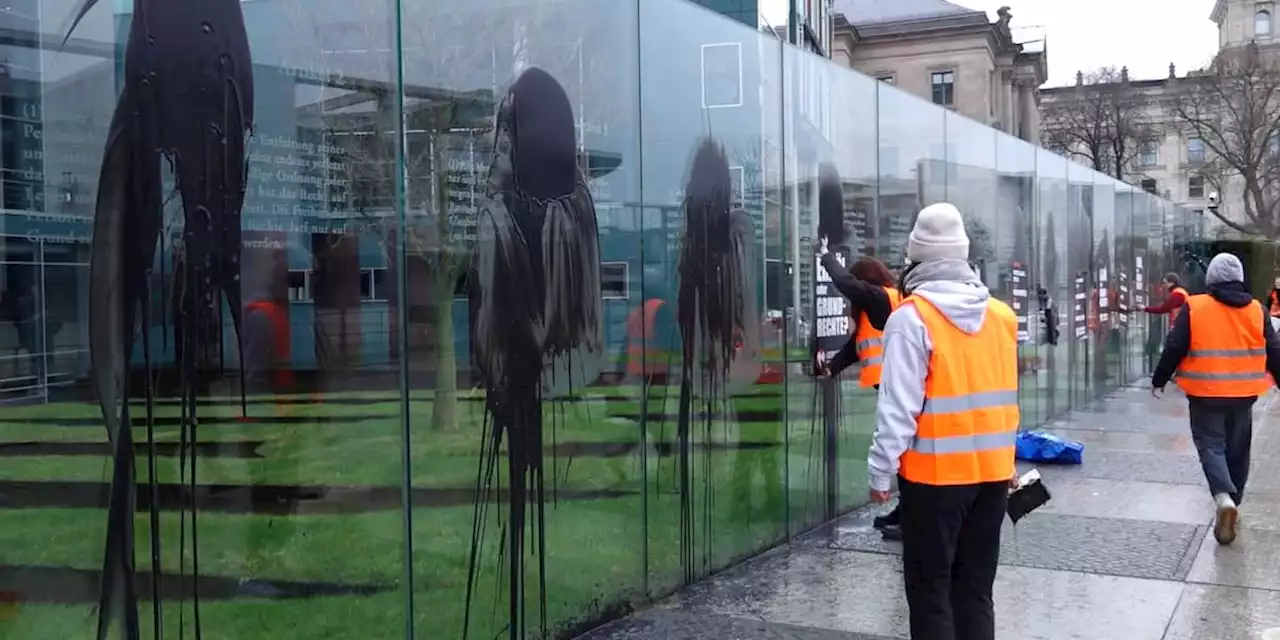 Klima-Aktivisten beschmieren Grundgesetz-Denkmal vor dem Bundestag mit Erdöl