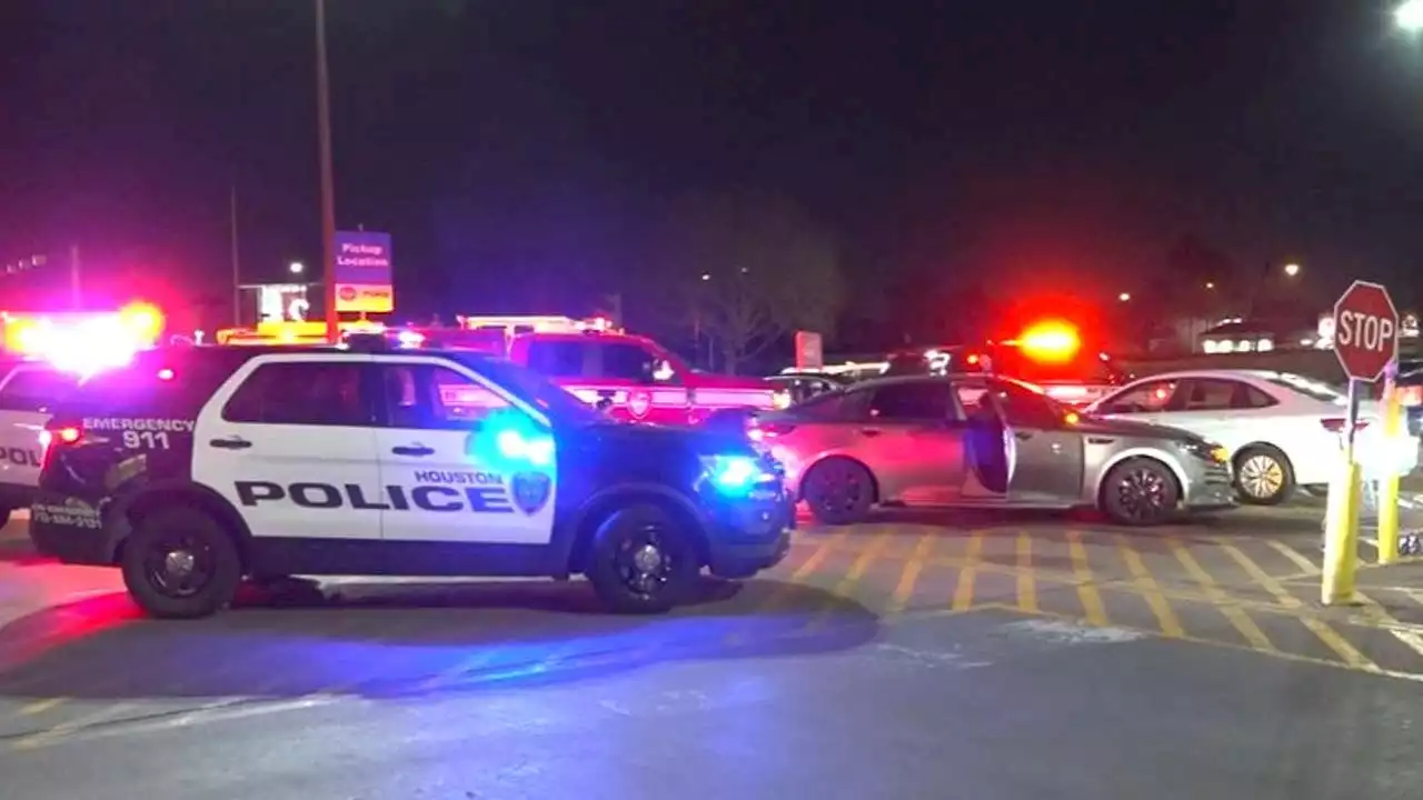 Shooting victim found 'coming in and out of it' at Kroger in southwest Houston: police