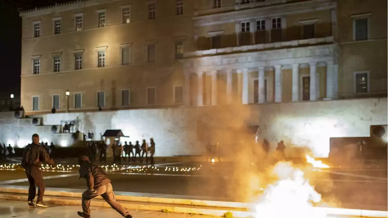 Accident de train en Grèce : des heurts éclatent à Athènes entre la police et les manifestants