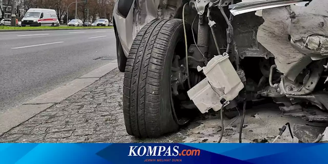 Sopir Diduga Mengantuk, Pikap Seruduk Pajero dan 2 Fortuner hingga Ringsek