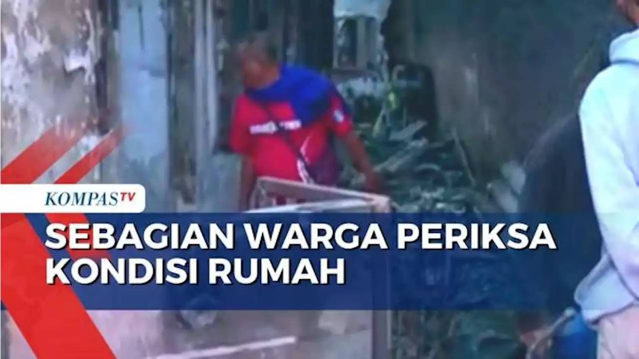 Api Padam, Warga Korban Kebakaran Pertamina Plumpang Periksa Puing-Puing Rumah