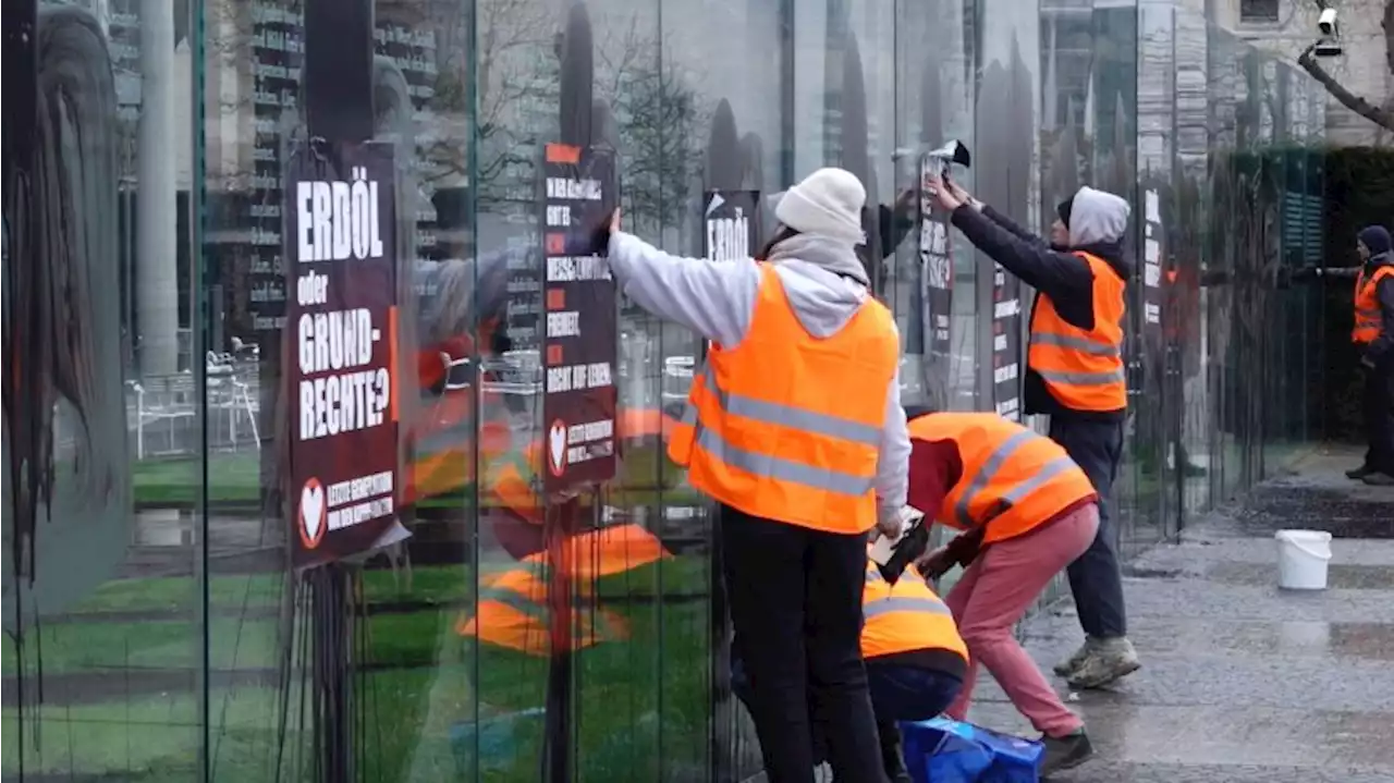 Aktivisten beschmieren Denkmal im Regierungsviertel