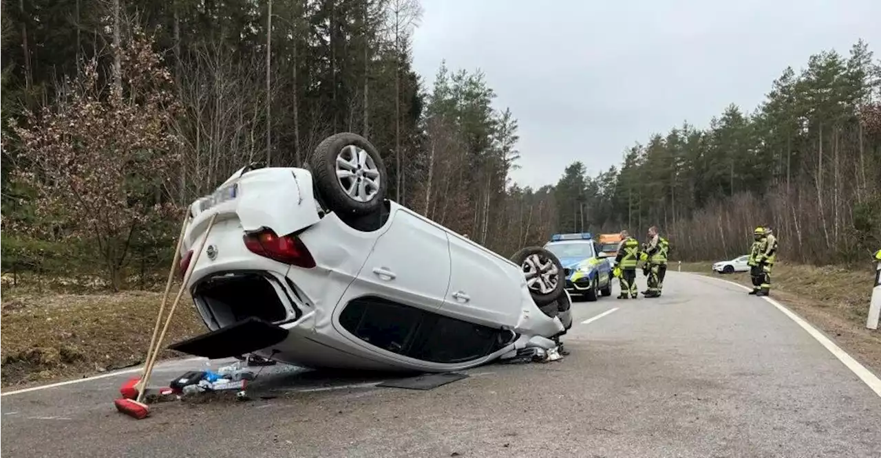 21-Jährige legt Opel aufs Dach - zum Glück nur leicht verletzt