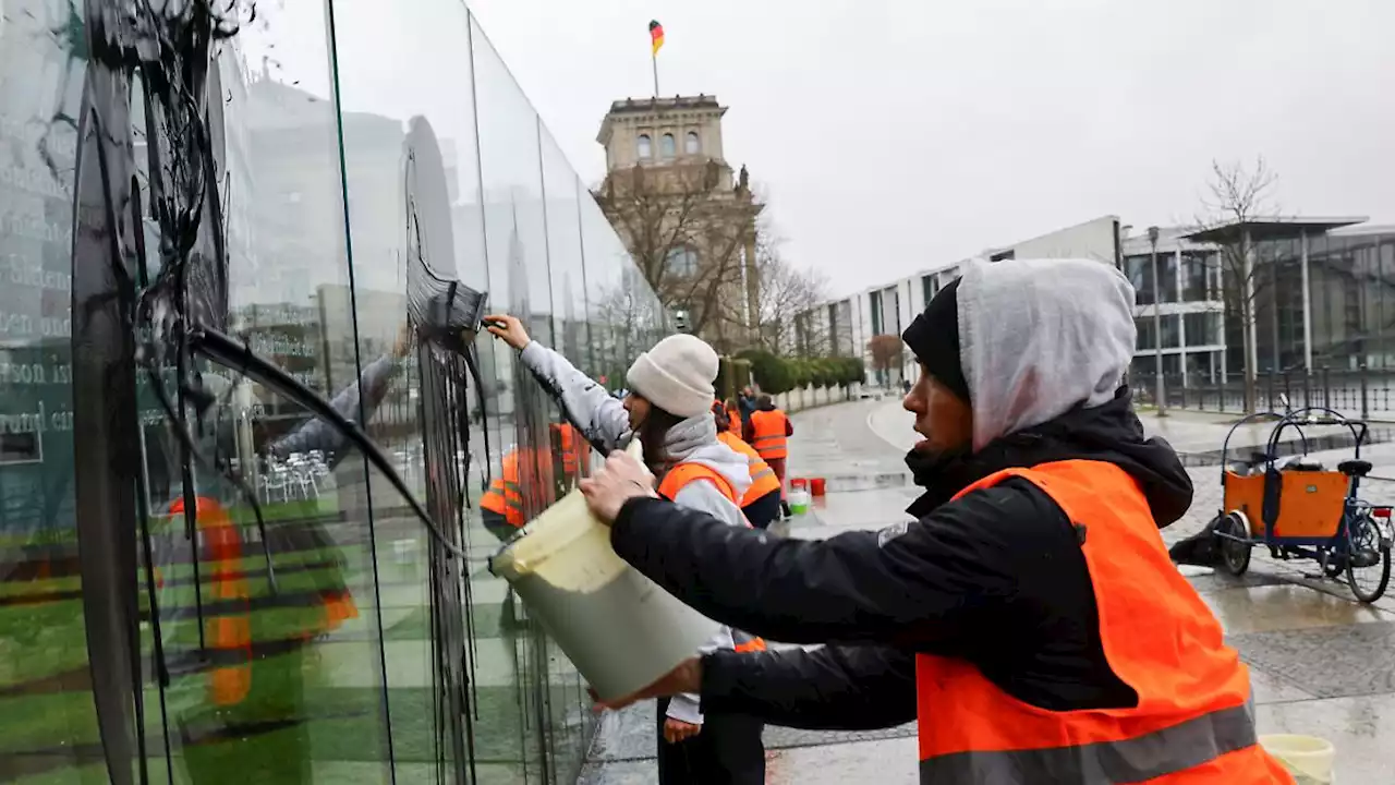 'Letzte Generation' beschmiert Grundgesetz-Denkmal