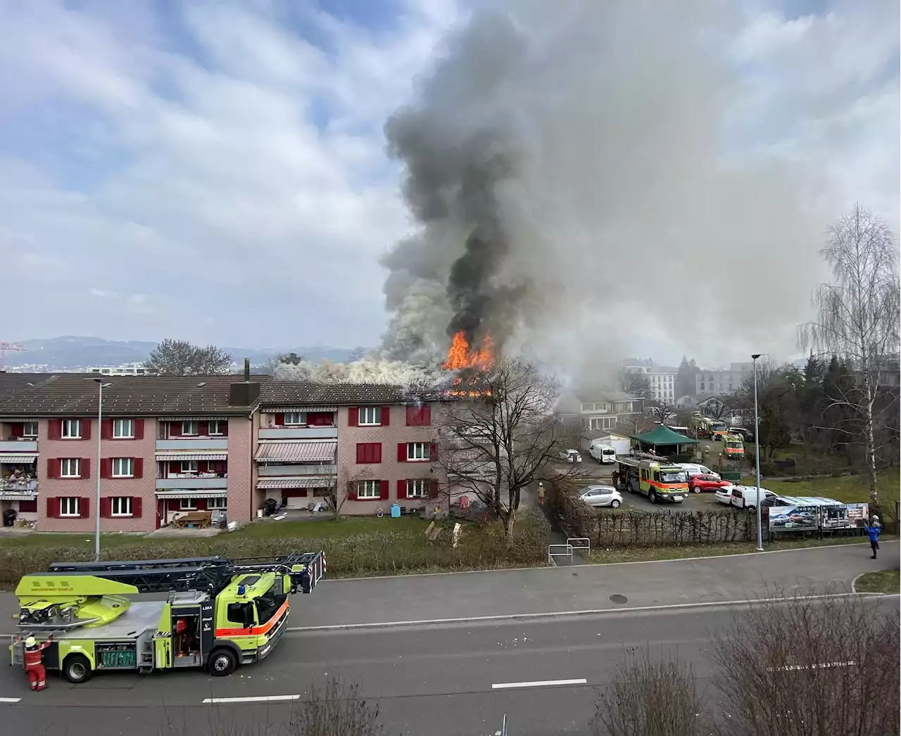 Wetzikon ZH: Balkonbrand greift auf Dach über und verursacht hohen Sachschaden