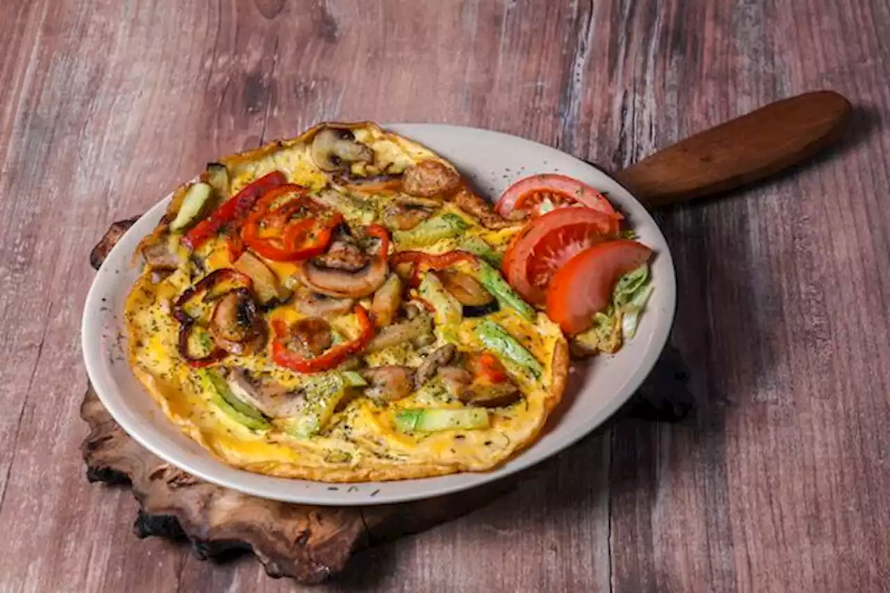 Tortilla de tomates y champiñones, la receta ideal para empezar los días - Pulzo