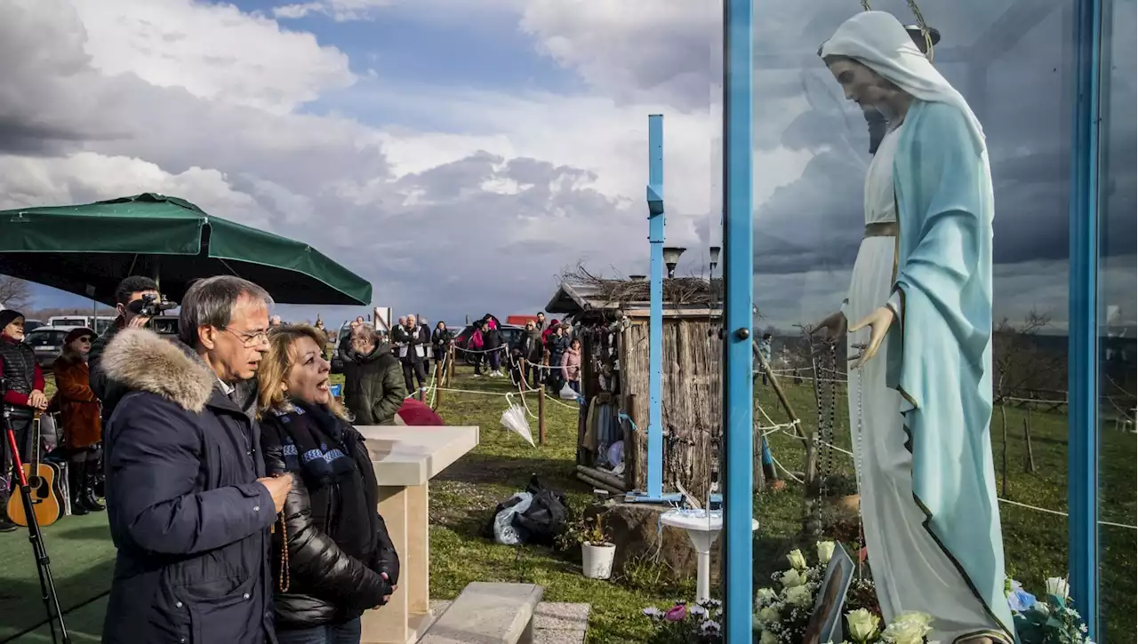 La Madonna che piange parla una volta al mese. E l’assalto alla veggente agita il borgo sul lago