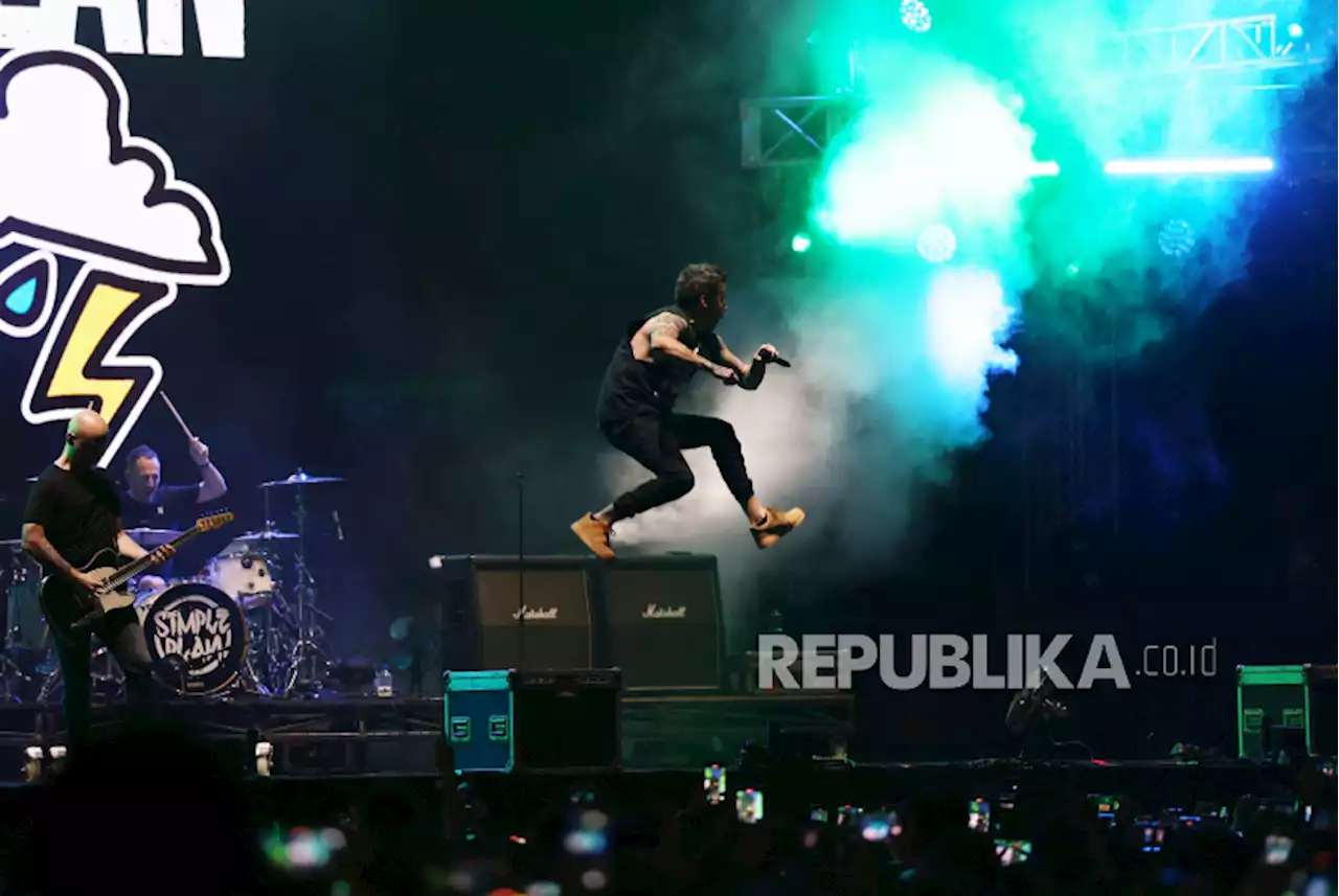 Aksi Panggung Simple Plan di Everblast Festival 2023 |Republika Online