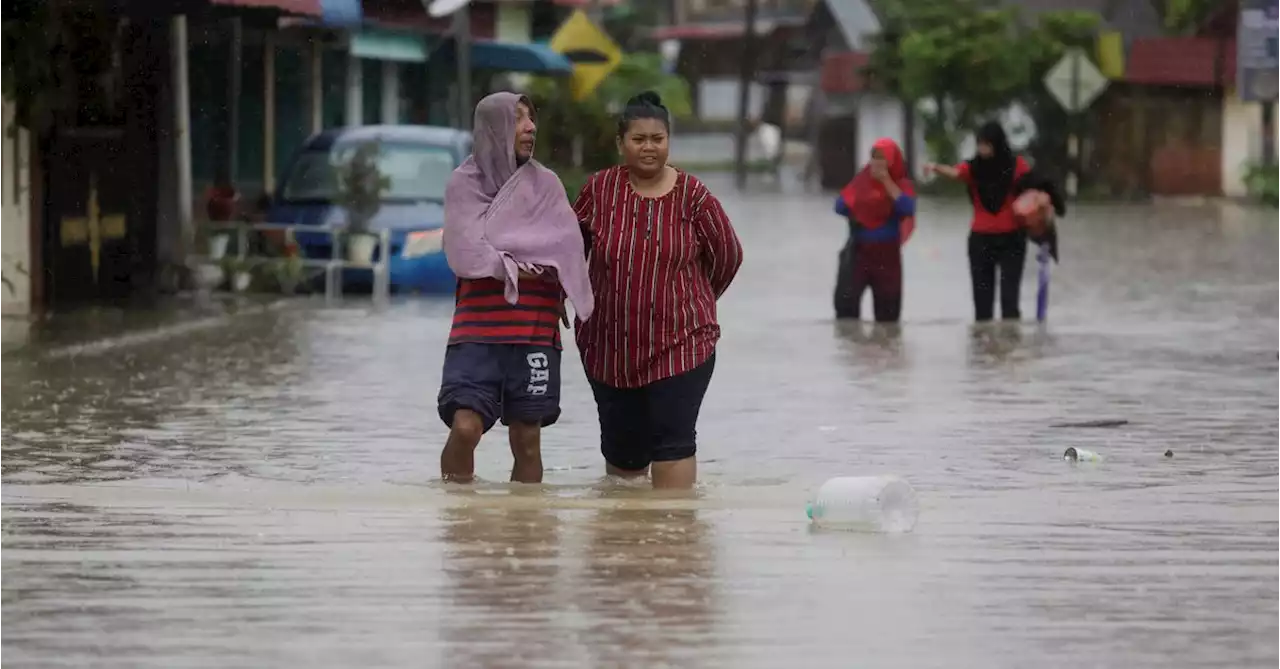 Flooding in southern Malaysia forces 40,000 people to flee homes