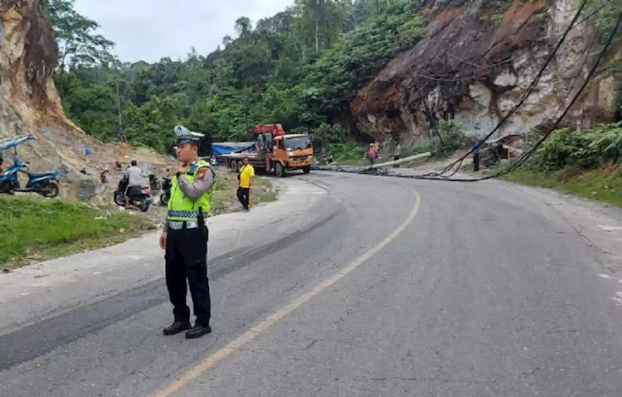 Truk Tabrak Tiang Listrik hingga Terbalik, Jalan Lintas Riau-Sumbar Macet