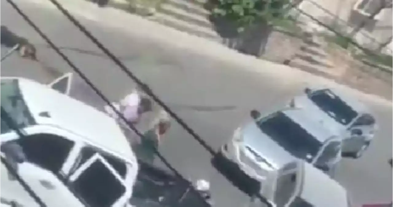 VIDEO: Hombres armados arrastran y se llevan los cuerpos tras balaceras en Matamoros