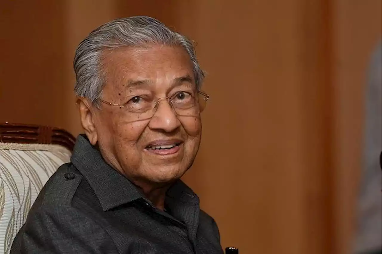 Dr M dissociates himself from Mukhriz's political moves