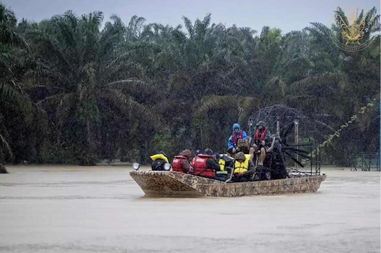 Johor's Sultan Ibrahim mobilises three air boats to help flood victims