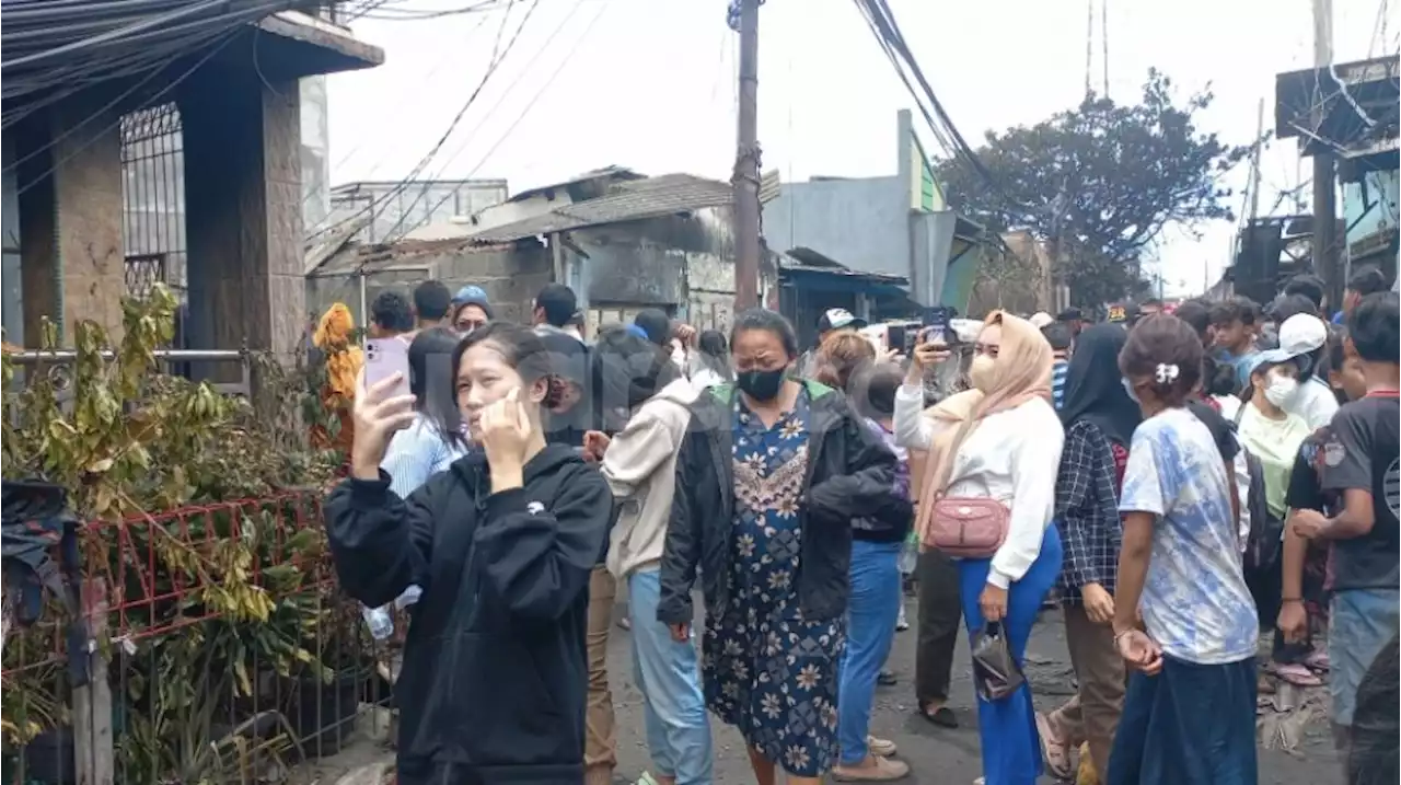 Suasana Terkini Kebakaran Plumpang: Petugas Sibuk Pendinginan, Warga Malah Nekat Mendekat Rekam-rekam Video