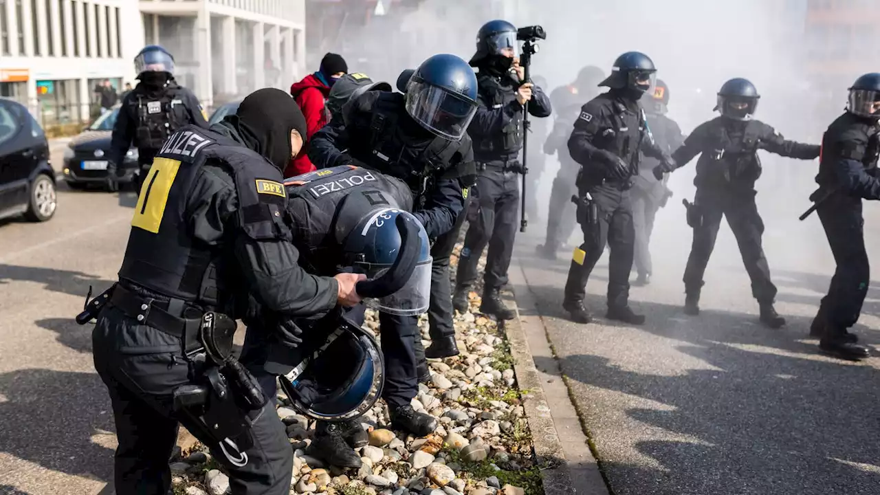 Handgemenge, Farbbeutel-Würfe und Feuerlöscher-Attacke: Ausschreitungen bei Protesten gegen AfD-Parteitag