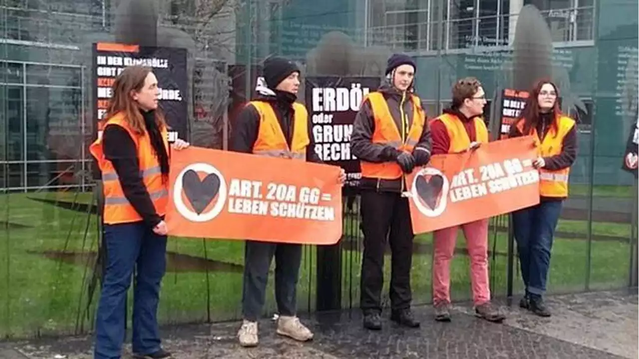 „Letzte Generation“ in Berlin: Klimaaktivisten beschmieren Grundgesetz-Skulptur am Bundestag